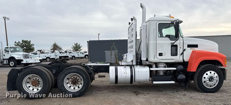 image for item EG2447 2012 Mack CHU613 semi truck