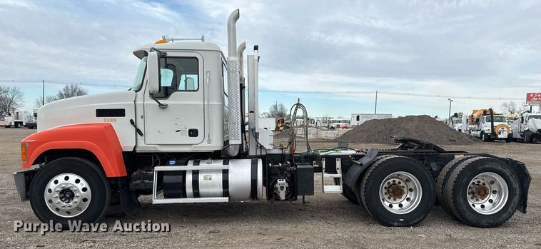 image for item EG2447 2012 Mack CHU613 semi truck