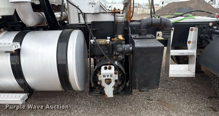 image for item EG2447 2012 Mack CHU613 semi truck