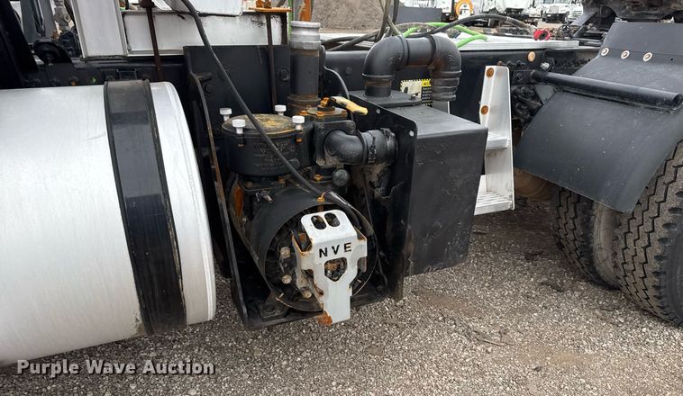 image for item EG2447 2012 Mack CHU613 semi truck