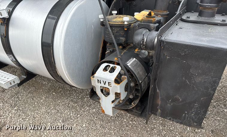 image for item EG2447 2012 Mack CHU613 semi truck