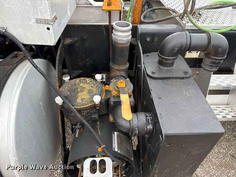 image for item EG2447 2012 Mack CHU613 semi truck