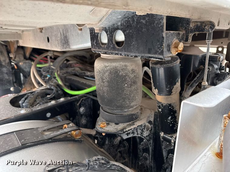 image for item EG2447 2012 Mack CHU613 semi truck