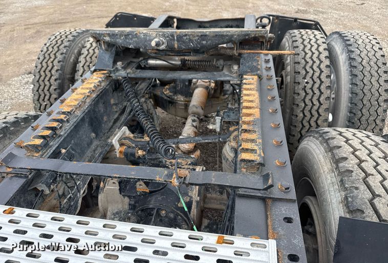 image for item EG2447 2012 Mack CHU613 semi truck