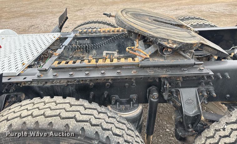 image for item EG2447 2012 Mack CHU613 semi truck