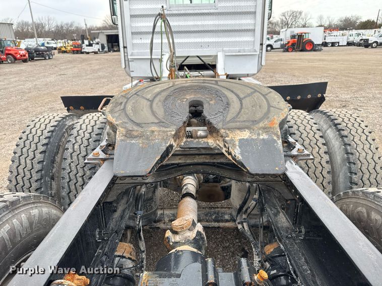 image for item EG2447 2012 Mack CHU613 semi truck