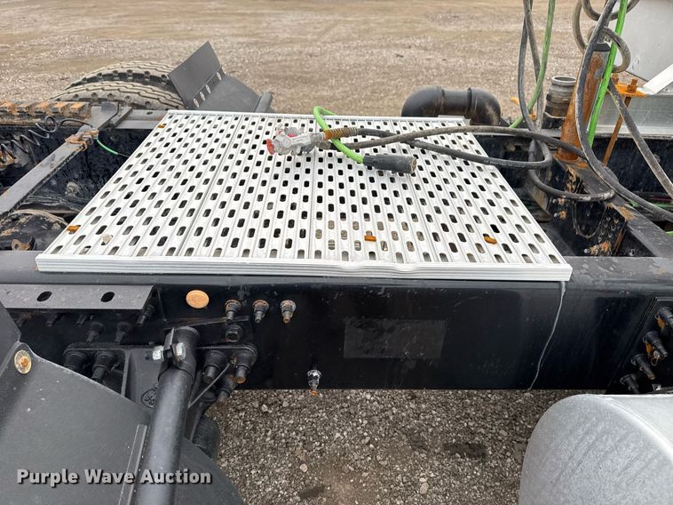 image for item EG2447 2012 Mack CHU613 semi truck