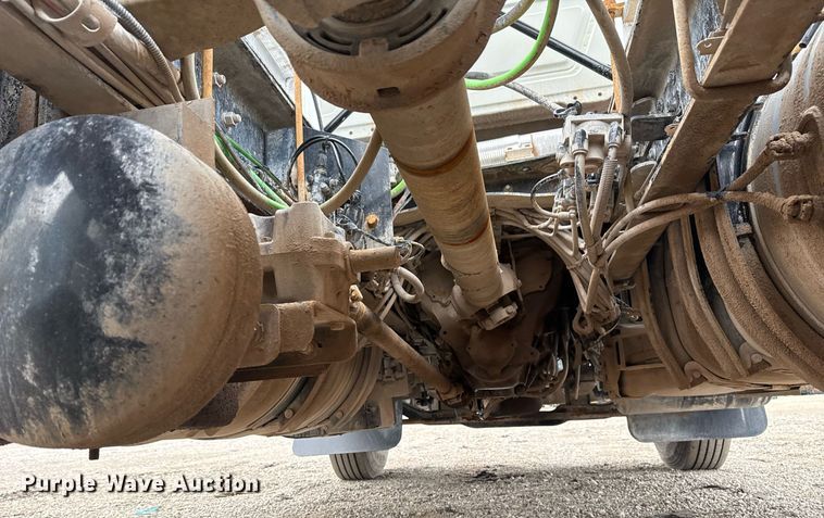 image for item EG2447 2012 Mack CHU613 semi truck