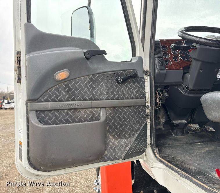 image for item EG2447 2012 Mack CHU613 semi truck