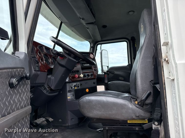 image for item EG2447 2012 Mack CHU613 semi truck