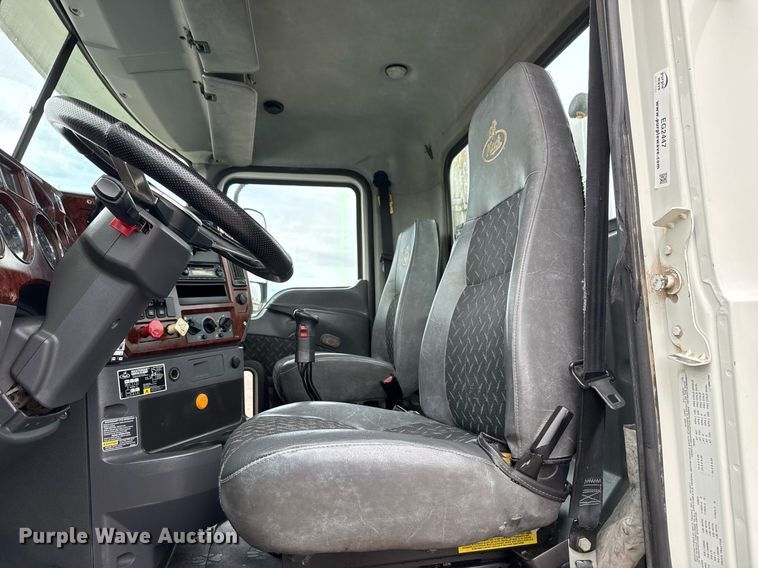 image for item EG2447 2012 Mack CHU613 semi truck