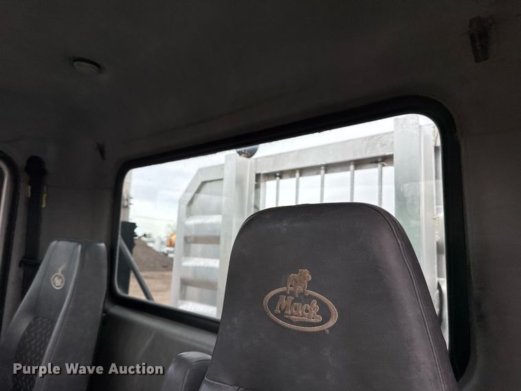 image for item EG2447 2012 Mack CHU613 semi truck