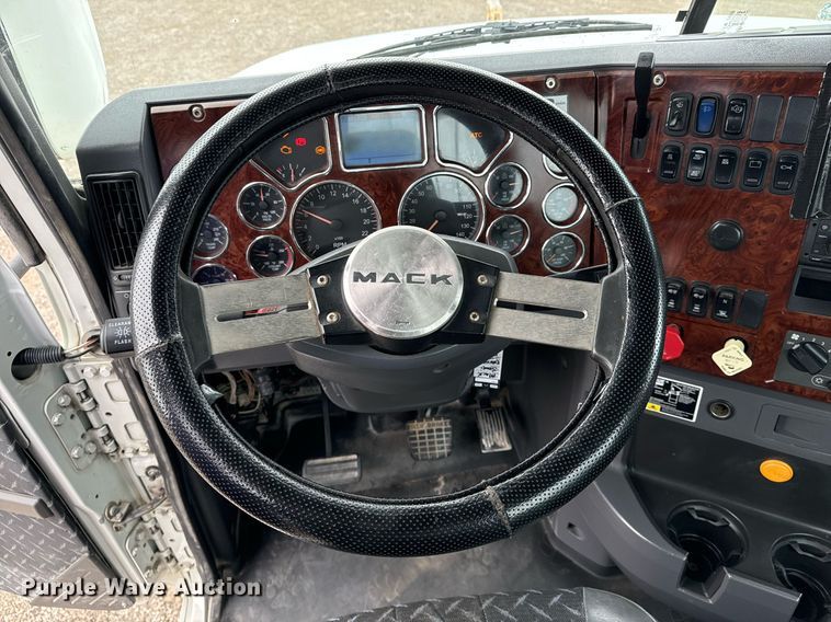 image for item EG2447 2012 Mack CHU613 semi truck