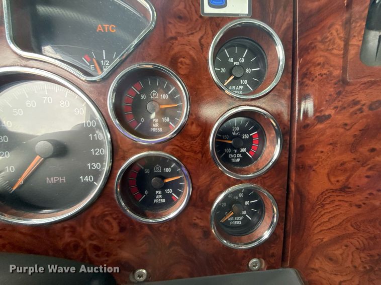 image for item EG2447 2012 Mack CHU613 semi truck