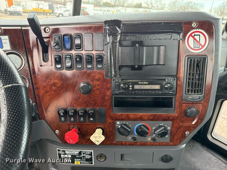 image for item EG2447 2012 Mack CHU613 semi truck