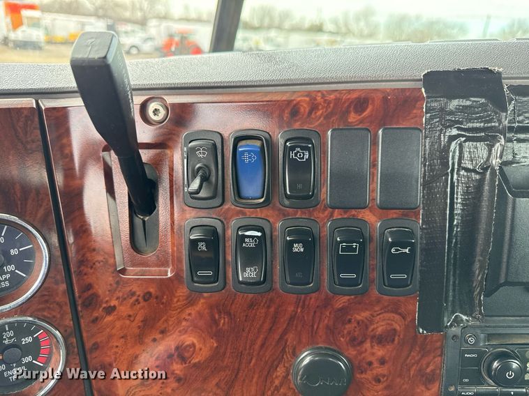 image for item EG2447 2012 Mack CHU613 semi truck