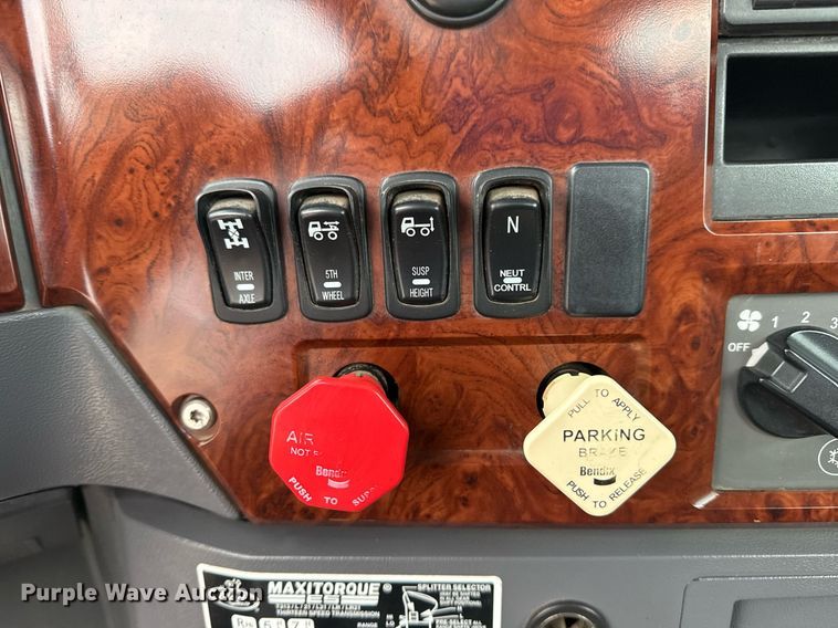 image for item EG2447 2012 Mack CHU613 semi truck