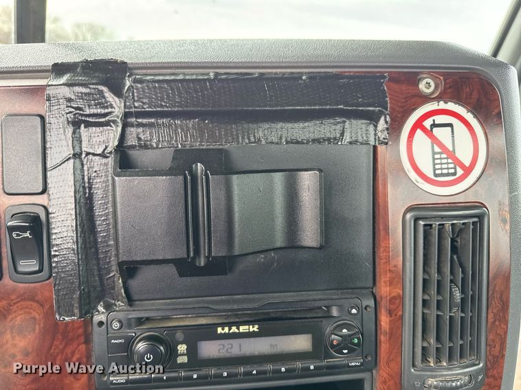 image for item EG2447 2012 Mack CHU613 semi truck