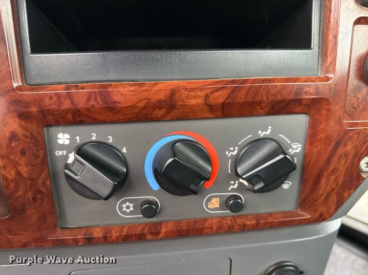 image for item EG2447 2012 Mack CHU613 semi truck