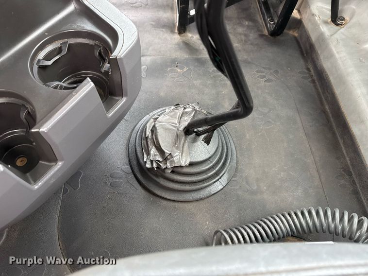 image for item EG2447 2012 Mack CHU613 semi truck