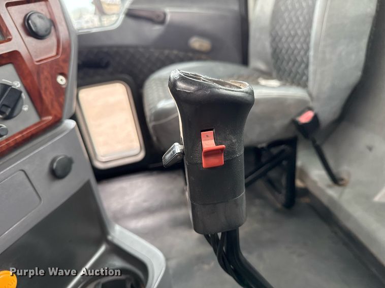 image for item EG2447 2012 Mack CHU613 semi truck