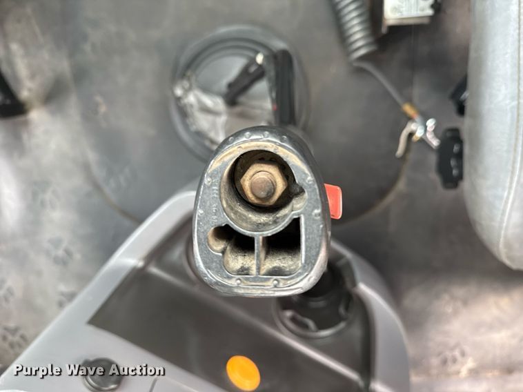 image for item EG2447 2012 Mack CHU613 semi truck