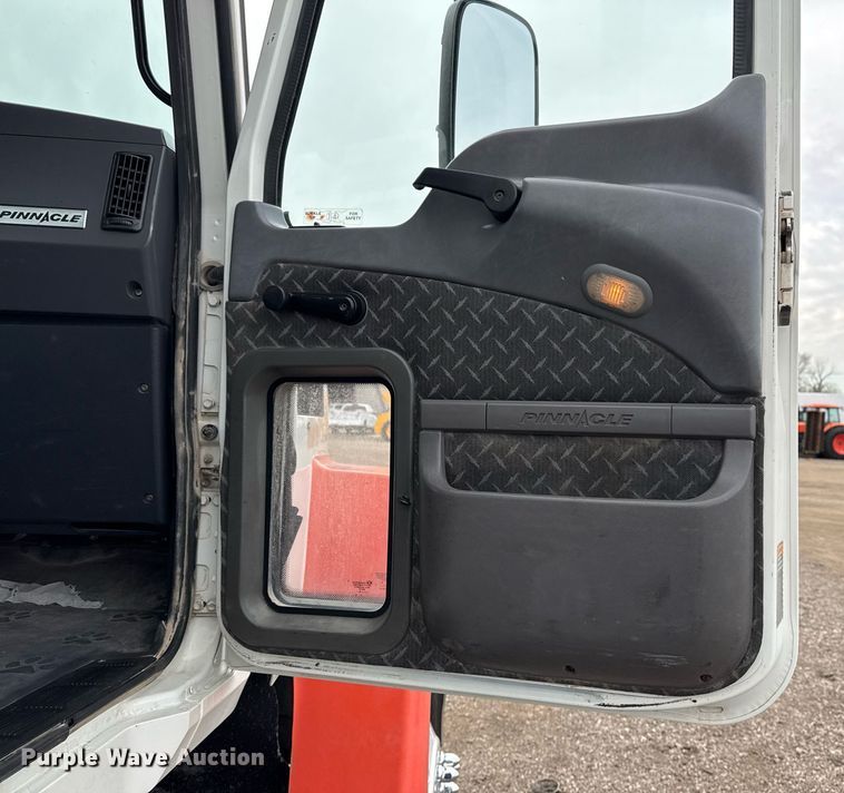 image for item EG2447 2012 Mack CHU613 semi truck