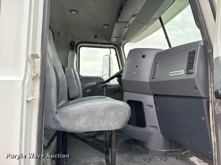 image for item EG2447 2012 Mack CHU613 semi truck