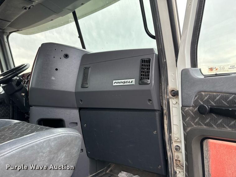 image for item EG2447 2012 Mack CHU613 semi truck