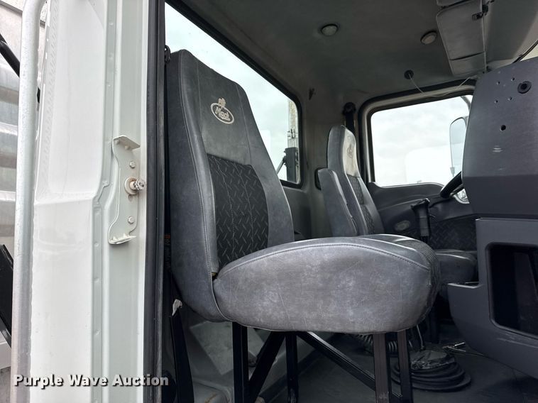 image for item EG2447 2012 Mack CHU613 semi truck