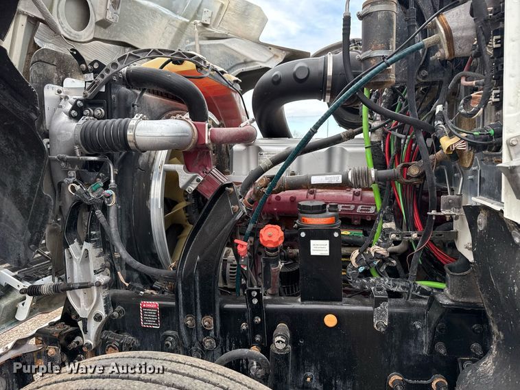 image for item EG2447 2012 Mack CHU613 semi truck