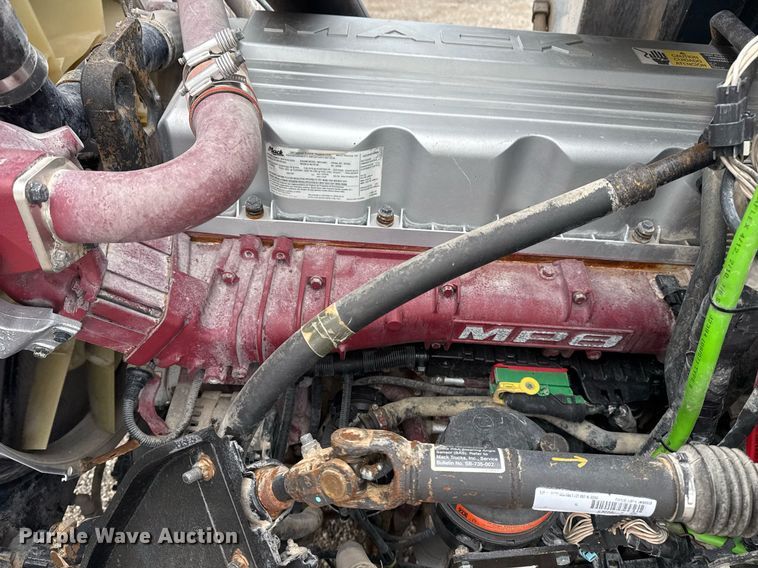 image for item EG2447 2012 Mack CHU613 semi truck