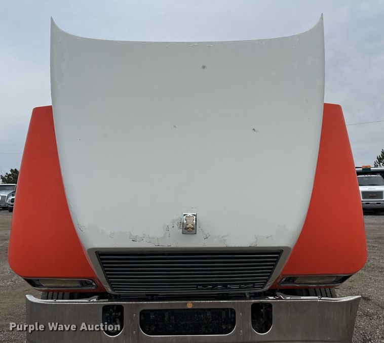 image for item EG2447 2012 Mack CHU613 semi truck