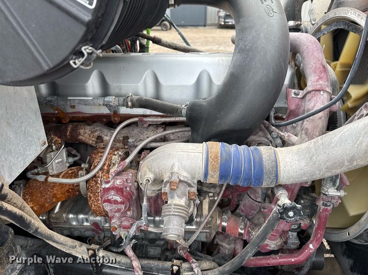 image for item EG2447 2012 Mack CHU613 semi truck