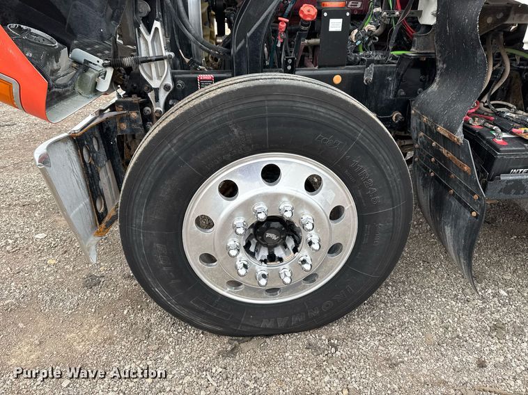 image for item EG2447 2012 Mack CHU613 semi truck