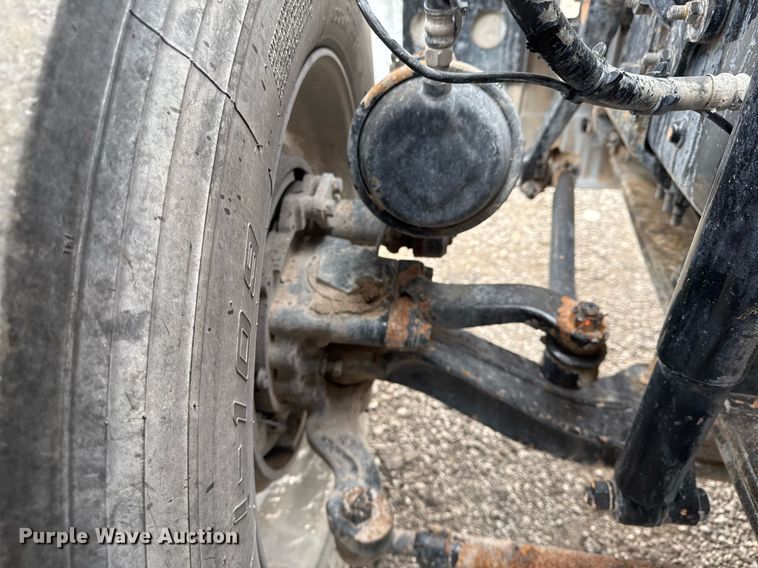 image for item EG2447 2012 Mack CHU613 semi truck