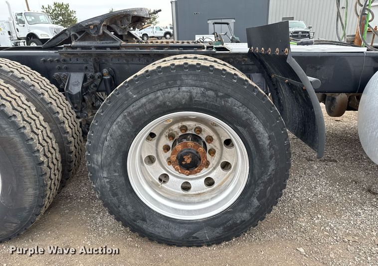 image for item EG2447 2012 Mack CHU613 semi truck