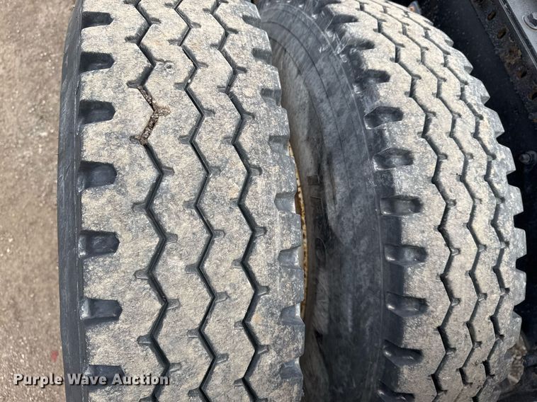 image for item EG2447 2012 Mack CHU613 semi truck