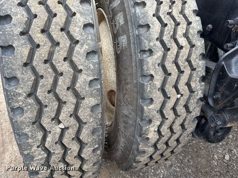 image for item EG2447 2012 Mack CHU613 semi truck