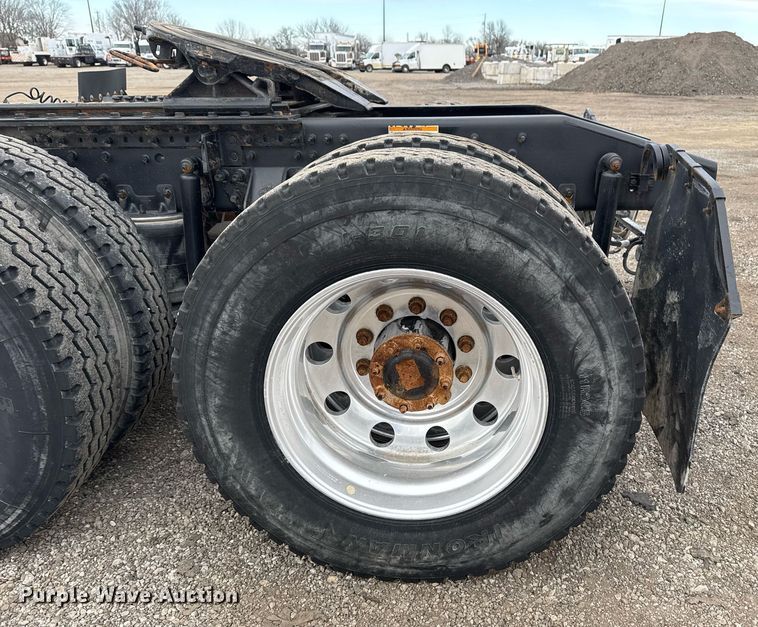 image for item EG2447 2012 Mack CHU613 semi truck