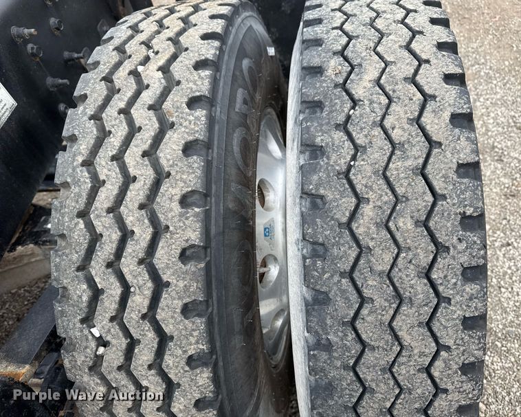 image for item EG2447 2012 Mack CHU613 semi truck