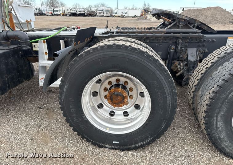 image for item EG2447 2012 Mack CHU613 semi truck