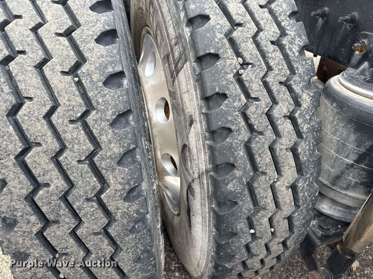 image for item EG2447 2012 Mack CHU613 semi truck