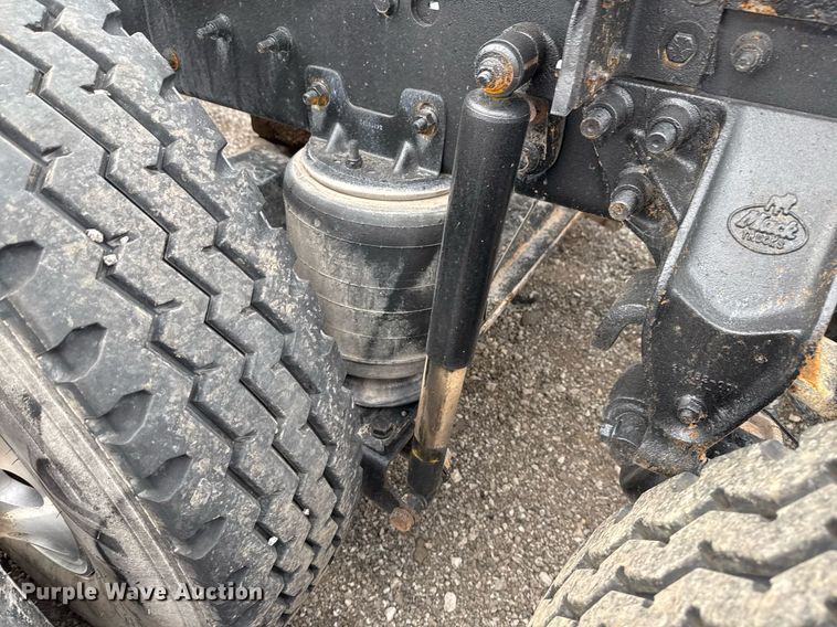 image for item EG2447 2012 Mack CHU613 semi truck