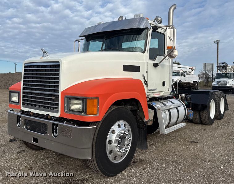 image for item EG2448 2015 Mack CHU613 semi truck