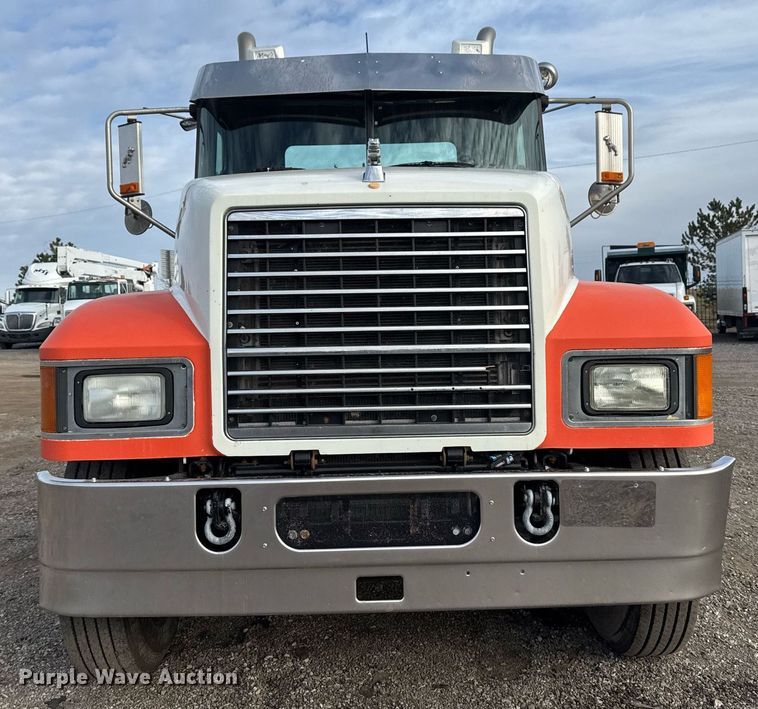 image for item EG2448 2015 Mack CHU613 semi truck