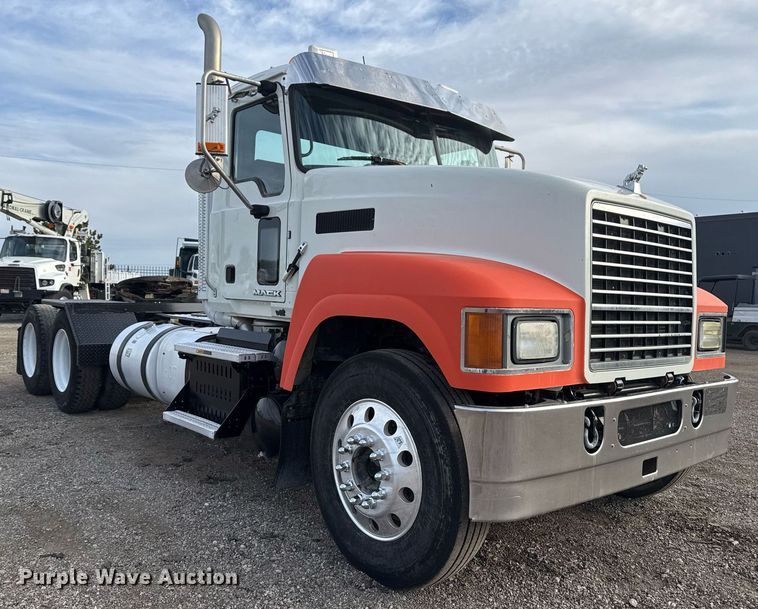 image for item EG2448 2015 Mack CHU613 semi truck