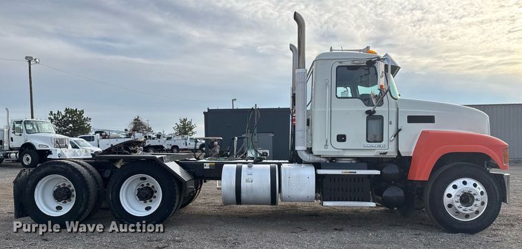 image for item EG2448 2015 Mack CHU613 semi truck