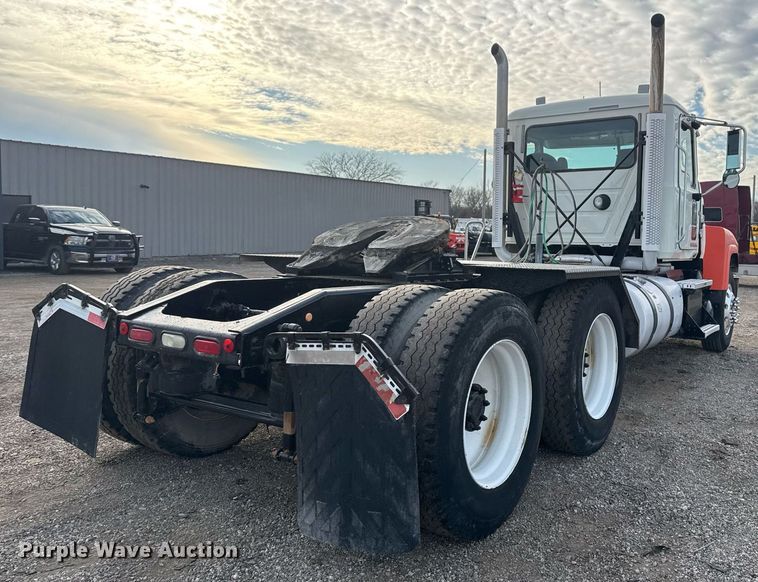 image for item EG2448 2015 Mack CHU613 semi truck