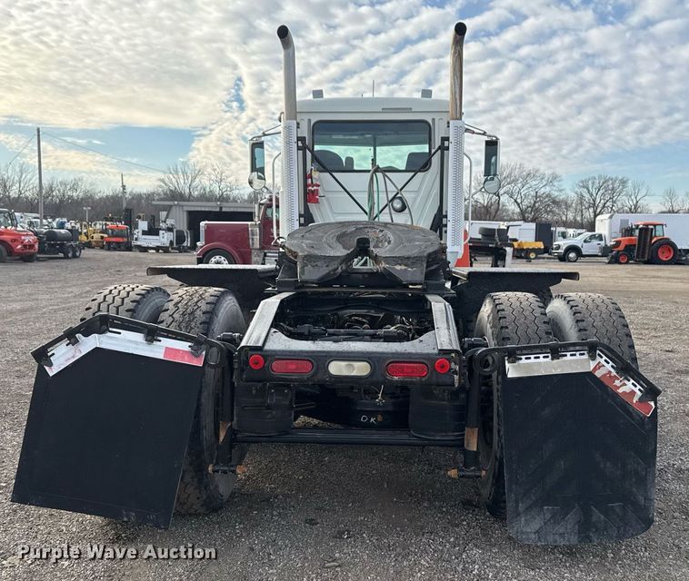 image for item EG2448 2015 Mack CHU613 semi truck